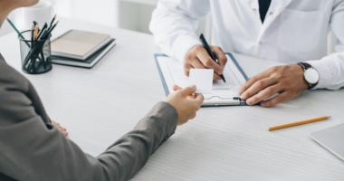 Tendencias en seguros de salud: innovaciones y cambios regulatorios que marcarán el futuro https://stock.adobe.com/images/cropped-image-of-patient-giving-id-card-to-doctor-to-fill-insurance-claim-form-in-clinic/220220414?prev_url=detail ALT: Mujer hace reclamación de seguro de salud En los últimos años, el sector de los seguros de salud ha enfrentado una transformación acelerada impulsada por avances tecnológicos, nuevas expectativas de los usuarios y cambios significativos en las políticas públic