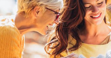 Banner contexto, tres mujeres de diferentes edades sonriendo