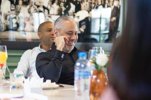 Galo en una conferencia